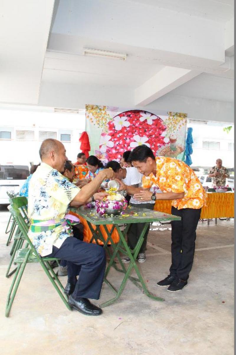 ภาพถ่าย ใช้ปุ่มลูกศร ซ้าย หรือ ขวา เลื่อนภาพถ่าย หรือปุ่มสามเหลี่ยมฉายภาพอัตโนมัติ  ถ้าต้องการบันทึกภาพ ใช้เมาส์คลิกขวาเลือกหัวข้อ  เป็นรูปภาพเป็น.. หรือ save as.. แสดงเต็มจอภาพ กุดปุ่ม F11 