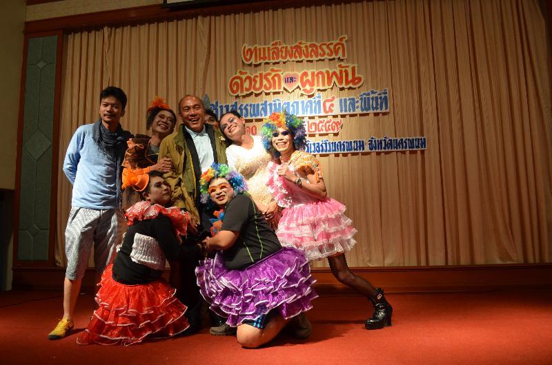 ภาพถ่าย ใช้ปุ่มลูกศร ซ้าย หรือ ขวา เลื่อนภาพถ่าย หรือปุ่มสามเหลี่ยมฉายภาพอัตโนมัติ  ถ้าต้องการบันทึกภาพ ใช้เมาส์คลิกขวาเลือกหัวข้อ  เป็นรูปภาพเป็น.. หรือ save as.. แสดงเต็มจอภาพ กุดปุ่ม F11 