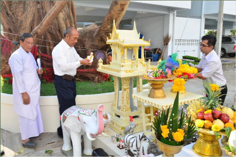 ภาพถ่าย ใช้ปุ่มลูกศร ซ้าย หรือ ขวา เลื่อนภาพถ่าย หรือปุ่มสามเหลี่ยมฉายภาพอัตโนมัติ  ถ้าต้องการบันทึกภาพ ใช้เมาส์คลิกขวาเลือกหัวข้อ  เป็นรูปภาพเป็น.. หรือ save as.. แสดงเต็มจอภาพ กุดปุ่ม F11 