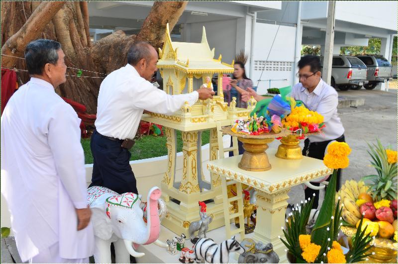 ภาพถ่าย ใช้ปุ่มลูกศร ซ้าย หรือ ขวา เลื่อนภาพถ่าย หรือปุ่มสามเหลี่ยมฉายภาพอัตโนมัติ  ถ้าต้องการบันทึกภาพ ใช้เมาส์คลิกขวาเลือกหัวข้อ  เป็นรูปภาพเป็น.. หรือ save as.. แสดงเต็มจอภาพ กุดปุ่ม F11 