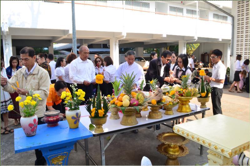 ภาพถ่าย ใช้ปุ่มลูกศร ซ้าย หรือ ขวา เลื่อนภาพถ่าย หรือปุ่มสามเหลี่ยมฉายภาพอัตโนมัติ  ถ้าต้องการบันทึกภาพ ใช้เมาส์คลิกขวาเลือกหัวข้อ  เป็นรูปภาพเป็น.. หรือ save as.. แสดงเต็มจอภาพ กุดปุ่ม F11 