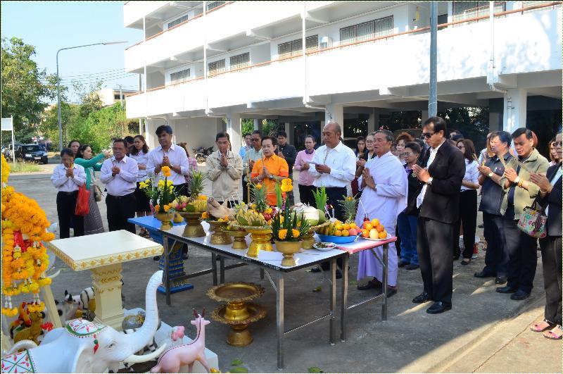 ภาพถ่าย ใช้ปุ่มลูกศร ซ้าย หรือ ขวา เลื่อนภาพถ่าย หรือปุ่มสามเหลี่ยมฉายภาพอัตโนมัติ  ถ้าต้องการบันทึกภาพ ใช้เมาส์คลิกขวาเลือกหัวข้อ  เป็นรูปภาพเป็น.. หรือ save as.. แสดงเต็มจอภาพ กุดปุ่ม F11 