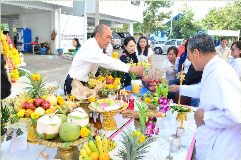 ภาพถ่าย ใช้ปุ่มลูกศร ซ้าย หรือ ขวา เลื่อนภาพถ่าย หรือปุ่มสามเหลี่ยมฉายภาพอัตโนมัติ  ถ้าต้องการบันทึกภาพ ใช้เมาส์คลิกขวาเลือกหัวข้อ  เป็นรูปภาพเป็น.. หรือ save as.. แสดงเต็มจอภาพ กุดปุ่ม F11 