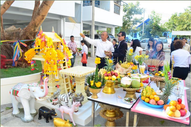 ภาพถ่าย ใช้ปุ่มลูกศร ซ้าย หรือ ขวา เลื่อนภาพถ่าย หรือปุ่มสามเหลี่ยมฉายภาพอัตโนมัติ  ถ้าต้องการบันทึกภาพ ใช้เมาส์คลิกขวาเลือกหัวข้อ  เป็นรูปภาพเป็น.. หรือ save as.. แสดงเต็มจอภาพ กุดปุ่ม F11 