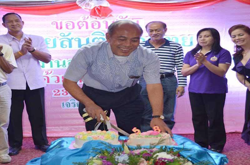 ภาพถ่าย ใช้ปุ่มลูกศร ซ้าย หรือ ขวา เลื่อนภาพถ่าย หรือปุ่มสามเหลี่ยมฉายภาพอัตโนมัติ  ถ้าต้องการบันทึกภาพ ใช้เมาส์คลิกขวาเลือกหัวข้อ  เป็นรูปภาพเป็น.. หรือ save as.. แสดงเต็มจอภาพ กุดปุ่ม F11 