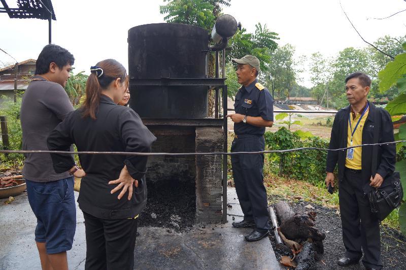 ภาพถ่าย ใช้ปุ่มลูกศร ซ้าย หรือ ขวา เลื่อนภาพถ่าย หรือปุ่มสามเหลี่ยมฉายภาพอัตโนมัติ  ถ้าต้องการบันทึกภาพ ใช้เมาส์คลิกขวาเลือกหัวข้อ  เป็นรูปภาพเป็น.. หรือ save as.. แสดงเต็มจอภาพ กุดปุ่ม F11 