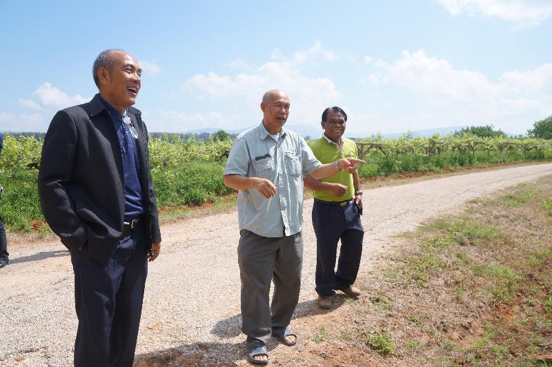 ภาพถ่าย ใช้ปุ่มลูกศร ซ้าย หรือ ขวา เลื่อนภาพถ่าย หรือปุ่มสามเหลี่ยมฉายภาพอัตโนมัติ  ถ้าต้องการบันทึกภาพ ใช้เมาส์คลิกขวาเลือกหัวข้อ  เป็นรูปภาพเป็น.. หรือ save as.. แสดงเต็มจอภาพ กุดปุ่ม F11 