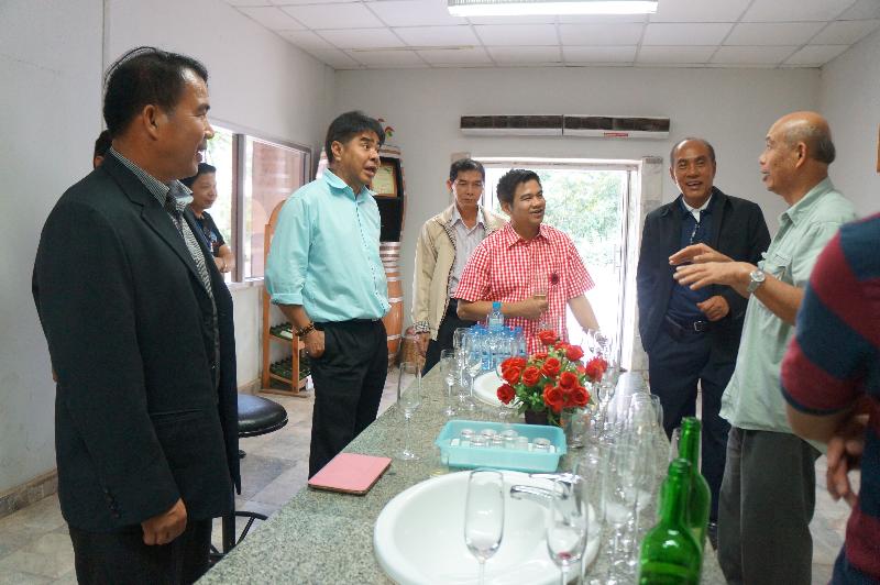 ภาพถ่าย ใช้ปุ่มลูกศร ซ้าย หรือ ขวา เลื่อนภาพถ่าย หรือปุ่มสามเหลี่ยมฉายภาพอัตโนมัติ  ถ้าต้องการบันทึกภาพ ใช้เมาส์คลิกขวาเลือกหัวข้อ  เป็นรูปภาพเป็น.. หรือ save as.. แสดงเต็มจอภาพ กุดปุ่ม F11 