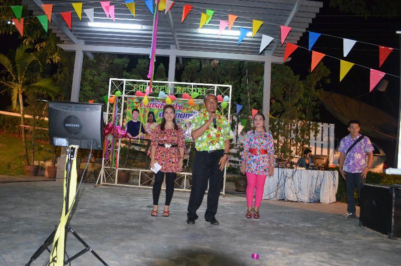 ภาพถ่าย ใช้ปุ่มลูกศร ซ้าย หรือ ขวา เลื่อนภาพถ่าย หรือปุ่มสามเหลี่ยมฉายภาพอัตโนมัติ  ถ้าต้องการบันทึกภาพ ใช้เมาส์คลิกขวาเลือกหัวข้อ  เป็นรูปภาพเป็น.. หรือ save as.. แสดงเต็มจอภาพ กุดปุ่ม F11 