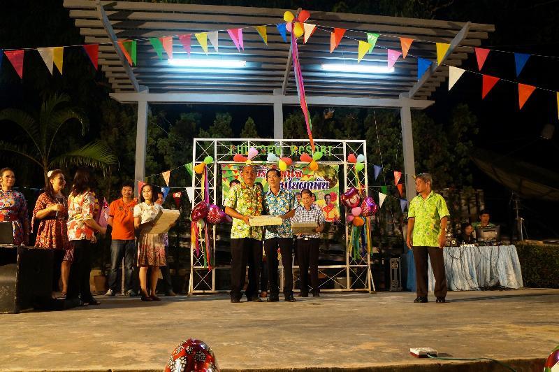 ภาพถ่าย ใช้ปุ่มลูกศร ซ้าย หรือ ขวา เลื่อนภาพถ่าย หรือปุ่มสามเหลี่ยมฉายภาพอัตโนมัติ  ถ้าต้องการบันทึกภาพ ใช้เมาส์คลิกขวาเลือกหัวข้อ  เป็นรูปภาพเป็น.. หรือ save as.. แสดงเต็มจอภาพ กุดปุ่ม F11 