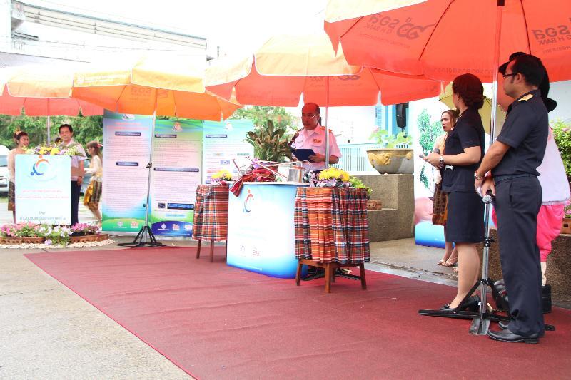 ภาพถ่าย ใช้ปุ่มลูกศร ซ้าย หรือ ขวา เลื่อนภาพถ่าย หรือปุ่มสามเหลี่ยมฉายภาพอัตโนมัติ  ถ้าต้องการบันทึกภาพ ใช้เมาส์คลิกขวาเลือกหัวข้อ  เป็นรูปภาพเป็น.. หรือ save as.. แสดงเต็มจอภาพ กุดปุ่ม F11 