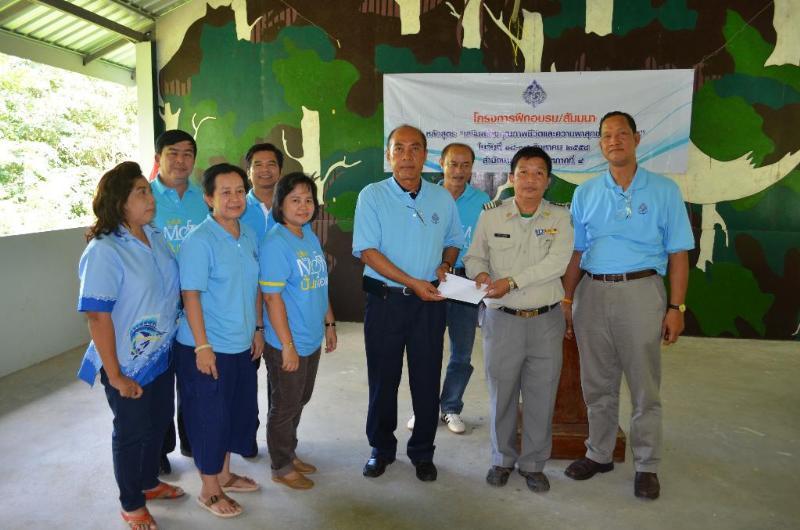 ภาพถ่าย ใช้ปุ่มลูกศร ซ้าย หรือ ขวา เลื่อนภาพถ่าย หรือปุ่มสามเหลี่ยมฉายภาพอัตโนมัติ  ถ้าต้องการบันทึกภาพ ใช้เมาส์คลิกขวาเลือกหัวข้อ  เป็นรูปภาพเป็น.. หรือ save as.. แสดงเต็มจอภาพ กุดปุ่ม F11 