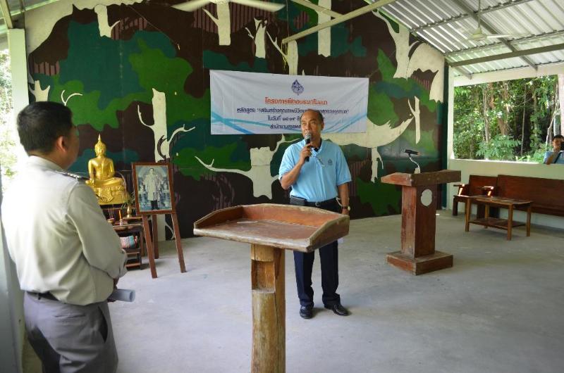 ภาพถ่าย ใช้ปุ่มลูกศร ซ้าย หรือ ขวา เลื่อนภาพถ่าย หรือปุ่มสามเหลี่ยมฉายภาพอัตโนมัติ  ถ้าต้องการบันทึกภาพ ใช้เมาส์คลิกขวาเลือกหัวข้อ  เป็นรูปภาพเป็น.. หรือ save as.. แสดงเต็มจอภาพ กุดปุ่ม F11 