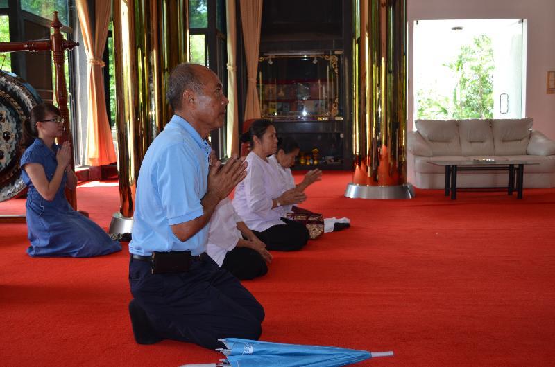 ภาพถ่าย ใช้ปุ่มลูกศร ซ้าย หรือ ขวา เลื่อนภาพถ่าย หรือปุ่มสามเหลี่ยมฉายภาพอัตโนมัติ  ถ้าต้องการบันทึกภาพ ใช้เมาส์คลิกขวาเลือกหัวข้อ  เป็นรูปภาพเป็น.. หรือ save as.. แสดงเต็มจอภาพ กุดปุ่ม F11 