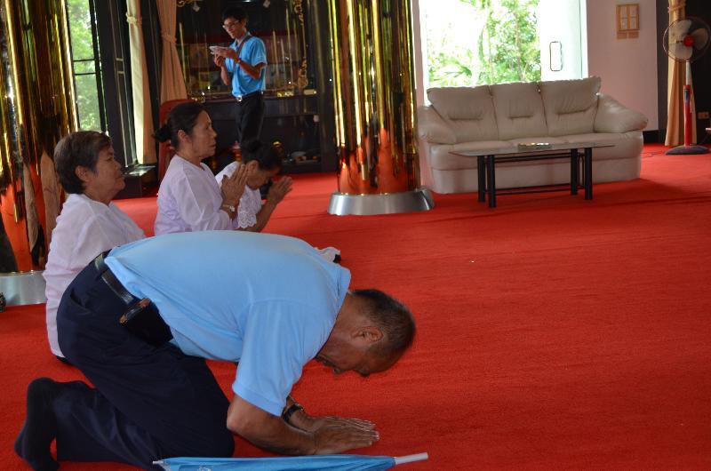 ภาพถ่าย ใช้ปุ่มลูกศร ซ้าย หรือ ขวา เลื่อนภาพถ่าย หรือปุ่มสามเหลี่ยมฉายภาพอัตโนมัติ  ถ้าต้องการบันทึกภาพ ใช้เมาส์คลิกขวาเลือกหัวข้อ  เป็นรูปภาพเป็น.. หรือ save as.. แสดงเต็มจอภาพ กุดปุ่ม F11 