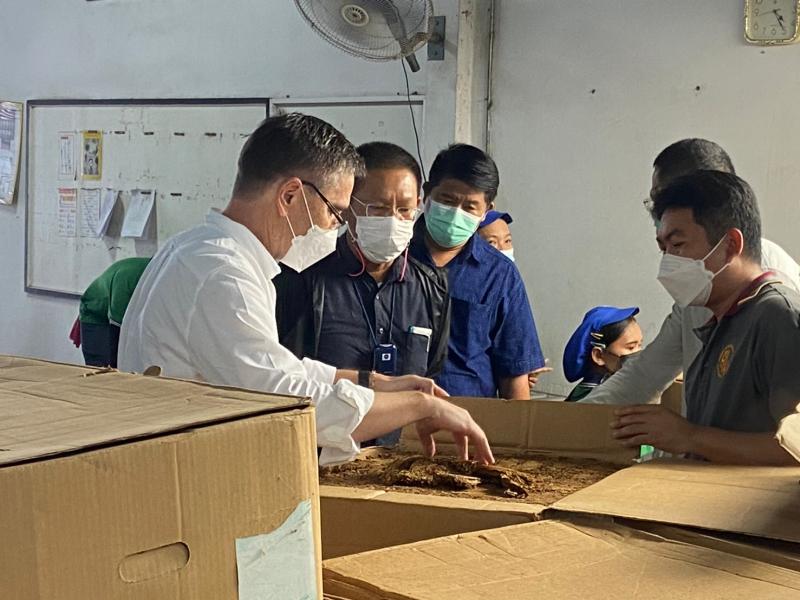 ภาพถ่าย ใช้ปุ่มลูกศร ซ้าย หรือ ขวา เลื่อนภาพถ่าย หรือปุ่มสามเหลี่ยมฉายภาพอัตโนมัติ  ถ้าต้องการบันทึกภาพ ใช้เมาส์คลิกขวาเลือกหัวข้อ  เป็นรูปภาพเป็น.. หรือ save as.. แสดงเต็มจอภาพ กุดปุ่ม F11 