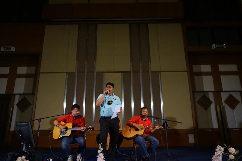 ภาพถ่าย ใช้ปุ่มลูกศร ซ้าย หรือ ขวา เลื่อนภาพถ่าย หรือปุ่มสามเหลี่ยมฉายภาพอัตโนมัติ  ถ้าต้องการบันทึกภาพ ใช้เมาส์คลิกขวาเลือกหัวข้อ  เป็นรูปภาพเป็น.. หรือ save as.. แสดงเต็มจอภาพ กุดปุ่ม F11 