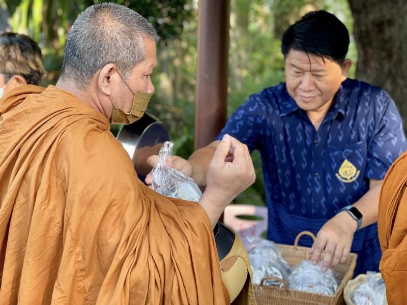 ภาพถ่าย ใช้ปุ่มลูกศร ซ้าย หรือ ขวา เลื่อนภาพถ่าย หรือปุ่มสามเหลี่ยมฉายภาพอัตโนมัติ  ถ้าต้องการบันทึกภาพ ใช้เมาส์คลิกขวาเลือกหัวข้อ  เป็นรูปภาพเป็น.. หรือ save as.. แสดงเต็มจอภาพ กุดปุ่ม F11 