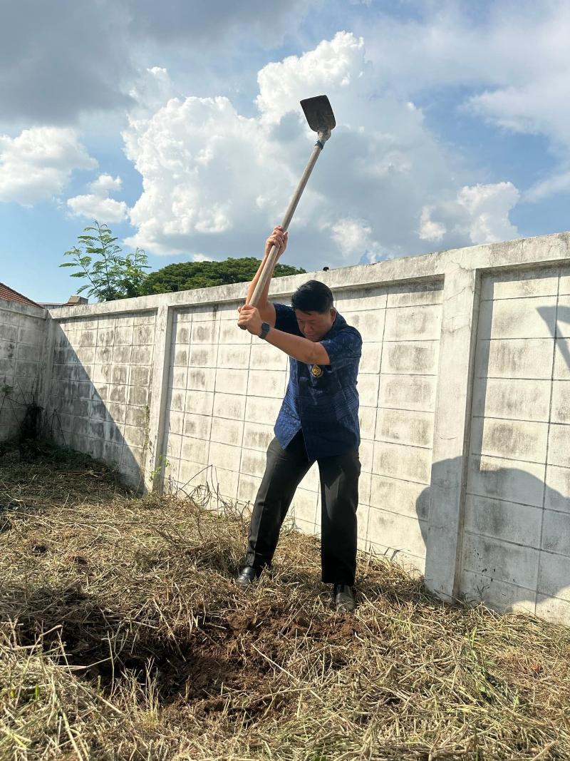 ภาพถ่าย ใช้ปุ่มลูกศร ซ้าย หรือ ขวา เลื่อนภาพถ่าย หรือปุ่มสามเหลี่ยมฉายภาพอัตโนมัติ  ถ้าต้องการบันทึกภาพ ใช้เมาส์คลิกขวาเลือกหัวข้อ  เป็นรูปภาพเป็น.. หรือ save as.. แสดงเต็มจอภาพ กุดปุ่ม F11 