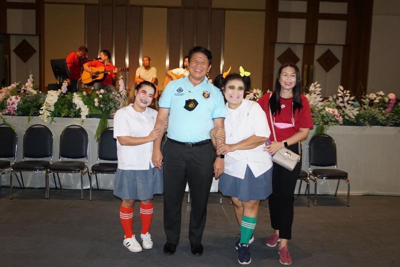 ภาพถ่าย ใช้ปุ่มลูกศร ซ้าย หรือ ขวา เลื่อนภาพถ่าย หรือปุ่มสามเหลี่ยมฉายภาพอัตโนมัติ  ถ้าต้องการบันทึกภาพ ใช้เมาส์คลิกขวาเลือกหัวข้อ  เป็นรูปภาพเป็น.. หรือ save as.. แสดงเต็มจอภาพ กุดปุ่ม F11 