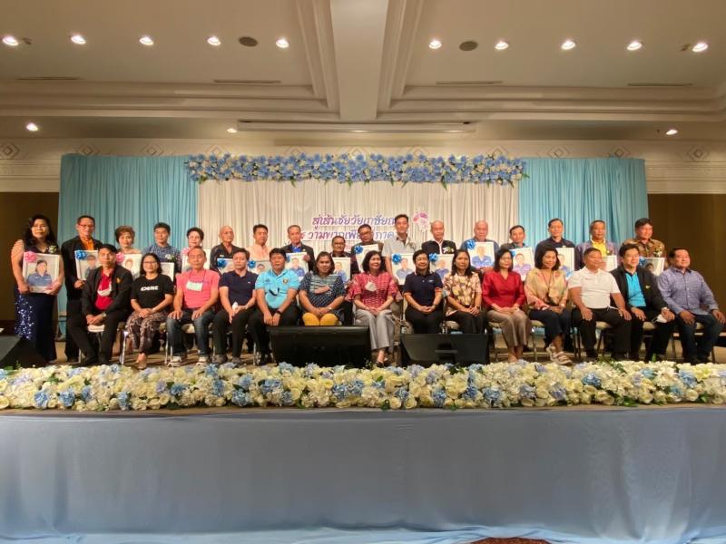 ภาพถ่าย ใช้ปุ่มลูกศร ซ้าย หรือ ขวา เลื่อนภาพถ่าย หรือปุ่มสามเหลี่ยมฉายภาพอัตโนมัติ  ถ้าต้องการบันทึกภาพ ใช้เมาส์คลิกขวาเลือกหัวข้อ  เป็นรูปภาพเป็น.. หรือ save as.. แสดงเต็มจอภาพ กุดปุ่ม F11 