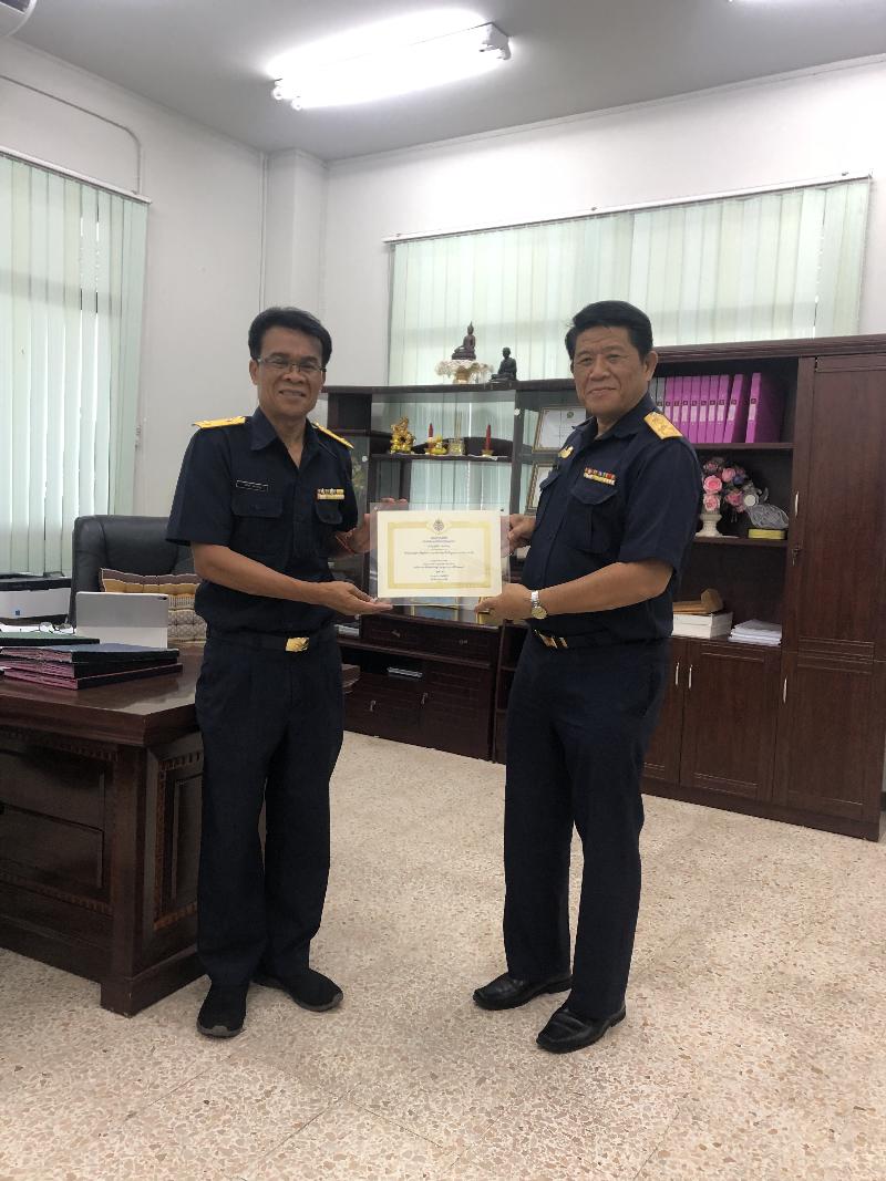 ภาพถ่าย ใช้ปุ่มลูกศร ซ้าย หรือ ขวา เลื่อนภาพถ่าย หรือปุ่มสามเหลี่ยมฉายภาพอัตโนมัติ  ถ้าต้องการบันทึกภาพ ใช้เมาส์คลิกขวาเลือกหัวข้อ  เป็นรูปภาพเป็น.. หรือ save as.. แสดงเต็มจอภาพ กุดปุ่ม F11 