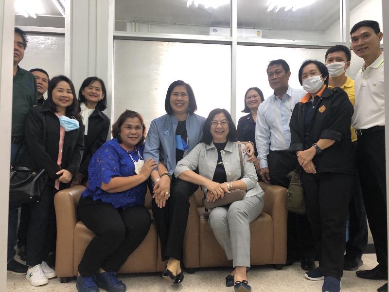 ภาพถ่าย ใช้ปุ่มลูกศร ซ้าย หรือ ขวา เลื่อนภาพถ่าย หรือปุ่มสามเหลี่ยมฉายภาพอัตโนมัติ  ถ้าต้องการบันทึกภาพ ใช้เมาส์คลิกขวาเลือกหัวข้อ  เป็นรูปภาพเป็น.. หรือ save as.. แสดงเต็มจอภาพ กุดปุ่ม F11 