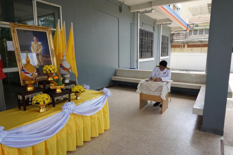 ภาพถ่าย ใช้ปุ่มลูกศร ซ้าย หรือ ขวา เลื่อนภาพถ่าย หรือปุ่มสามเหลี่ยมฉายภาพอัตโนมัติ  ถ้าต้องการบันทึกภาพ ใช้เมาส์คลิกขวาเลือกหัวข้อ  เป็นรูปภาพเป็น.. หรือ save as.. แสดงเต็มจอภาพ กุดปุ่ม F11 