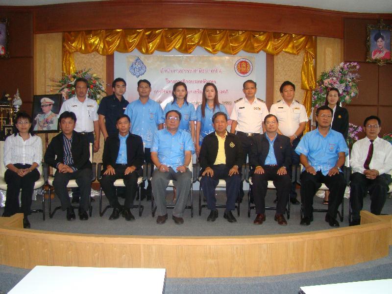 ภาพถ่าย ใช้ปุ่มลูกศร ซ้าย หรือ ขวา เลื่อนภาพถ่าย หรือปุ่มสามเหลี่ยมฉายภาพอัตโนมัติ  ถ้าต้องการบันทึกภาพ ใช้เมาส์คลิกขวาเลือกหัวข้อ  เป็นรูปภาพเป็น.. หรือ save as.. แสดงเต็มจอภาพ กุดปุ่ม F11 