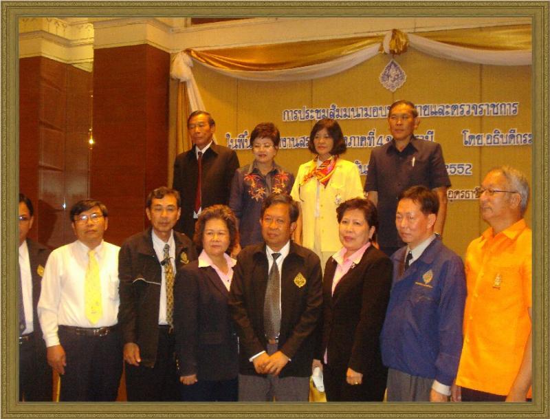 ภาพถ่าย ใช้ปุ่มลูกศร ซ้าย หรือ ขวา เลื่อนภาพถ่าย หรือปุ่มสามเหลี่ยมฉายภาพอัตโนมัติ  ถ้าต้องการบันทึกภาพ ใช้เมาส์คลิกขวาเลือกหัวข้อ  เป็นรูปภาพเป็น.. หรือ save as.. แสดงเต็มจอภาพ กุดปุ่ม F11 