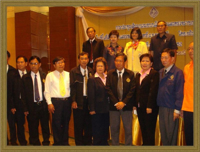 ภาพถ่าย ใช้ปุ่มลูกศร ซ้าย หรือ ขวา เลื่อนภาพถ่าย หรือปุ่มสามเหลี่ยมฉายภาพอัตโนมัติ  ถ้าต้องการบันทึกภาพ ใช้เมาส์คลิกขวาเลือกหัวข้อ  เป็นรูปภาพเป็น.. หรือ save as.. แสดงเต็มจอภาพ กุดปุ่ม F11 