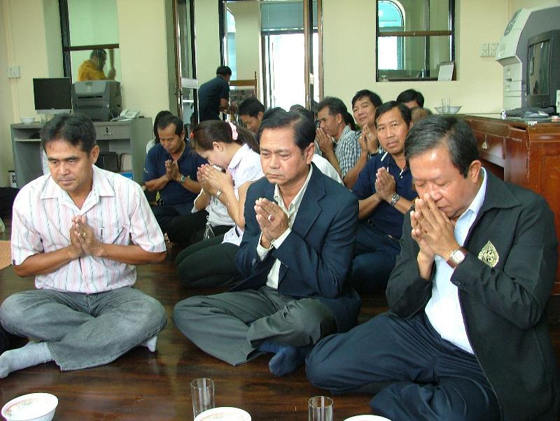 ภาพถ่าย ใช้ปุ่มลูกศร ซ้าย หรือ ขวา เลื่อนภาพถ่าย หรือปุ่มสามเหลี่ยมฉายภาพอัตโนมัติ  ถ้าต้องการบันทึกภาพ ใช้เมาส์คลิกขวาเลือกหัวข้อ  เป็นรูปภาพเป็น.. หรือ save as.. แสดงเต็มจอภาพ กุดปุ่ม F11 