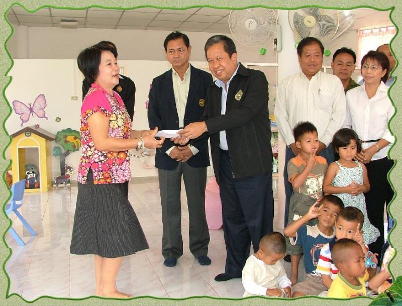 ภาพถ่าย ใช้ปุ่มลูกศร ซ้าย หรือ ขวา เลื่อนภาพถ่าย หรือปุ่มสามเหลี่ยมฉายภาพอัตโนมัติ  ถ้าต้องการบันทึกภาพ ใช้เมาส์คลิกขวาเลือกหัวข้อ  เป็นรูปภาพเป็น.. หรือ save as.. แสดงเต็มจอภาพ กุดปุ่ม F11 