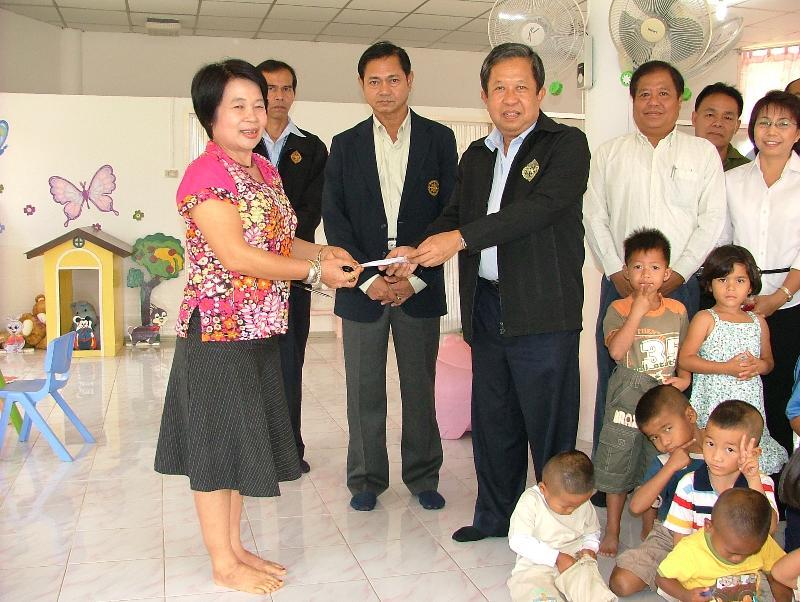 ภาพถ่าย ใช้ปุ่มลูกศร ซ้าย หรือ ขวา เลื่อนภาพถ่าย หรือปุ่มสามเหลี่ยมฉายภาพอัตโนมัติ  ถ้าต้องการบันทึกภาพ ใช้เมาส์คลิกขวาเลือกหัวข้อ  เป็นรูปภาพเป็น.. หรือ save as.. แสดงเต็มจอภาพ กุดปุ่ม F11 