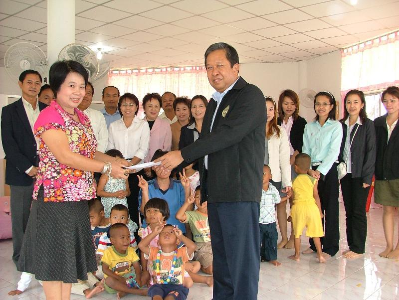 ภาพถ่าย ใช้ปุ่มลูกศร ซ้าย หรือ ขวา เลื่อนภาพถ่าย หรือปุ่มสามเหลี่ยมฉายภาพอัตโนมัติ  ถ้าต้องการบันทึกภาพ ใช้เมาส์คลิกขวาเลือกหัวข้อ  เป็นรูปภาพเป็น.. หรือ save as.. แสดงเต็มจอภาพ กุดปุ่ม F11 