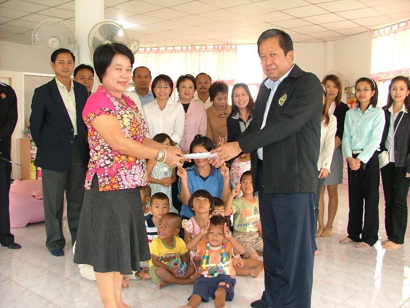 ภาพถ่าย ใช้ปุ่มลูกศร ซ้าย หรือ ขวา เลื่อนภาพถ่าย หรือปุ่มสามเหลี่ยมฉายภาพอัตโนมัติ  ถ้าต้องการบันทึกภาพ ใช้เมาส์คลิกขวาเลือกหัวข้อ  เป็นรูปภาพเป็น.. หรือ save as.. แสดงเต็มจอภาพ กุดปุ่ม F11 