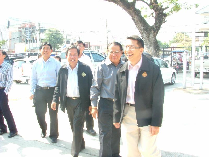 ภาพถ่าย ใช้ปุ่มลูกศร ซ้าย หรือ ขวา เลื่อนภาพถ่าย หรือปุ่มสามเหลี่ยมฉายภาพอัตโนมัติ  ถ้าต้องการบันทึกภาพ ใช้เมาส์คลิกขวาเลือกหัวข้อ  เป็นรูปภาพเป็น.. หรือ save as.. แสดงเต็มจอภาพ กุดปุ่ม F11 