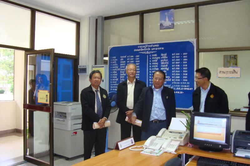 ภาพถ่าย ใช้ปุ่มลูกศร ซ้าย หรือ ขวา เลื่อนภาพถ่าย หรือปุ่มสามเหลี่ยมฉายภาพอัตโนมัติ  ถ้าต้องการบันทึกภาพ ใช้เมาส์คลิกขวาเลือกหัวข้อ  เป็นรูปภาพเป็น.. หรือ save as.. แสดงเต็มจอภาพ กุดปุ่ม F11 