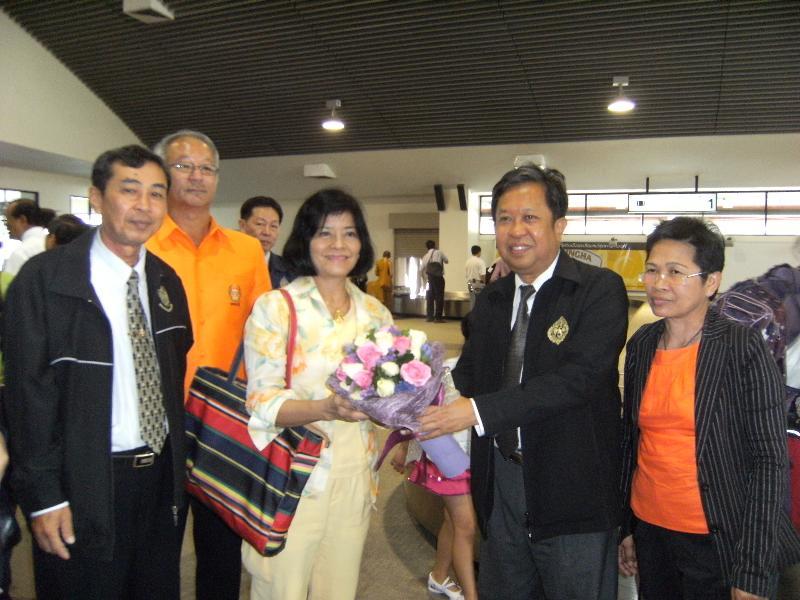 ภาพถ่าย ใช้ปุ่มลูกศร ซ้าย หรือ ขวา เลื่อนภาพถ่าย หรือปุ่มสามเหลี่ยมฉายภาพอัตโนมัติ  ถ้าต้องการบันทึกภาพ ใช้เมาส์คลิกขวาเลือกหัวข้อ  เป็นรูปภาพเป็น.. หรือ save as.. แสดงเต็มจอภาพ กุดปุ่ม F11 