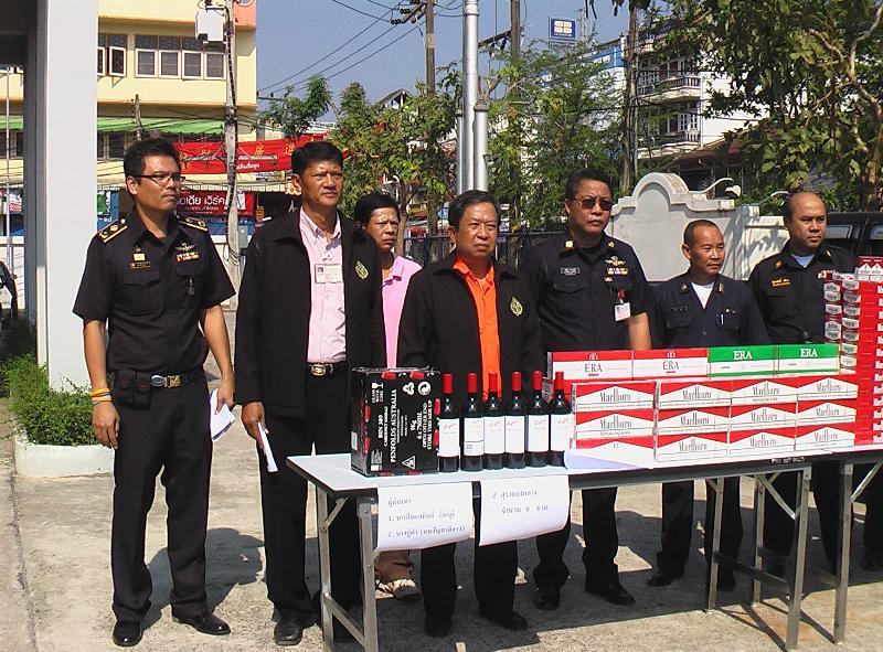 ภาพถ่าย ใช้ปุ่มลูกศร ซ้าย หรือ ขวา เลื่อนภาพถ่าย หรือปุ่มสามเหลี่ยมฉายภาพอัตโนมัติ  ถ้าต้องการบันทึกภาพ ใช้เมาส์คลิกขวาเลือกหัวข้อ  เป็นรูปภาพเป็น.. หรือ save as.. แสดงเต็มจอภาพ กุดปุ่ม F11 