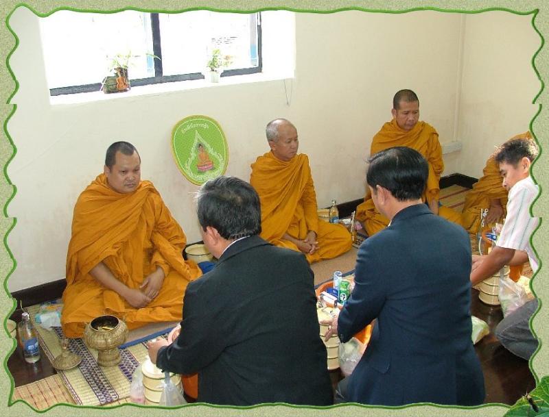 ภาพถ่าย ใช้ปุ่มลูกศร ซ้าย หรือ ขวา เลื่อนภาพถ่าย หรือปุ่มสามเหลี่ยมฉายภาพอัตโนมัติ  ถ้าต้องการบันทึกภาพ ใช้เมาส์คลิกขวาเลือกหัวข้อ  เป็นรูปภาพเป็น.. หรือ save as.. แสดงเต็มจอภาพ กุดปุ่ม F11 