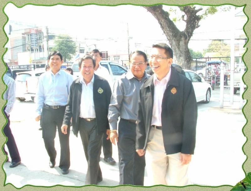 ภาพถ่าย ใช้ปุ่มลูกศร ซ้าย หรือ ขวา เลื่อนภาพถ่าย หรือปุ่มสามเหลี่ยมฉายภาพอัตโนมัติ  ถ้าต้องการบันทึกภาพ ใช้เมาส์คลิกขวาเลือกหัวข้อ  เป็นรูปภาพเป็น.. หรือ save as.. แสดงเต็มจอภาพ กุดปุ่ม F11 