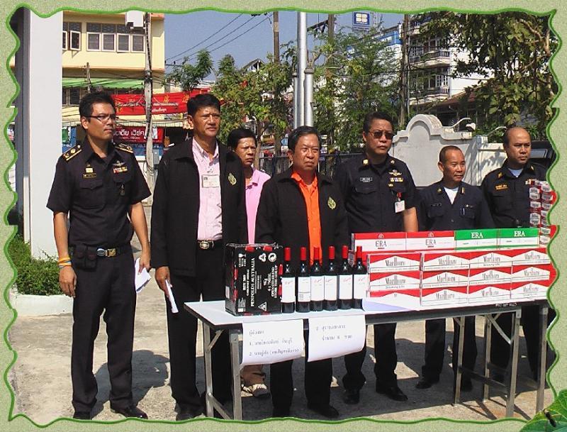 ภาพถ่าย ใช้ปุ่มลูกศร ซ้าย หรือ ขวา เลื่อนภาพถ่าย หรือปุ่มสามเหลี่ยมฉายภาพอัตโนมัติ  ถ้าต้องการบันทึกภาพ ใช้เมาส์คลิกขวาเลือกหัวข้อ  เป็นรูปภาพเป็น.. หรือ save as.. แสดงเต็มจอภาพ กุดปุ่ม F11 