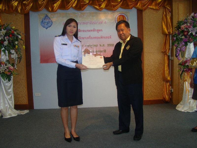 ภาพถ่าย ใช้ปุ่มลูกศร ซ้าย หรือ ขวา เลื่อนภาพถ่าย หรือปุ่มสามเหลี่ยมฉายภาพอัตโนมัติ  ถ้าต้องการบันทึกภาพ ใช้เมาส์คลิกขวาเลือกหัวข้อ  เป็นรูปภาพเป็น.. หรือ save as.. แสดงเต็มจอภาพ กุดปุ่ม F11 