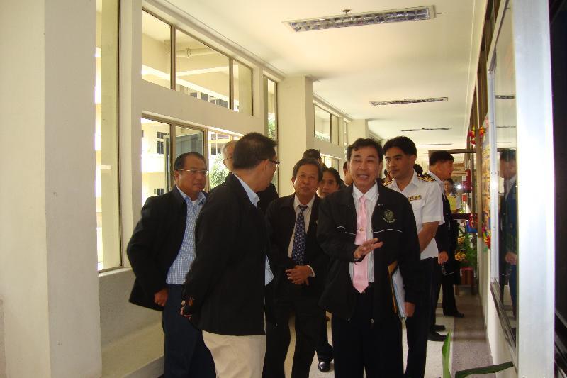 ภาพถ่าย ใช้ปุ่มลูกศร ซ้าย หรือ ขวา เลื่อนภาพถ่าย หรือปุ่มสามเหลี่ยมฉายภาพอัตโนมัติ  ถ้าต้องการบันทึกภาพ ใช้เมาส์คลิกขวาเลือกหัวข้อ  เป็นรูปภาพเป็น.. หรือ save as.. แสดงเต็มจอภาพ กุดปุ่ม F11 