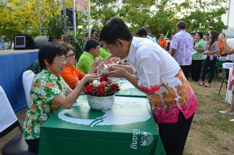 ภาพถ่าย ใช้ปุ่มลูกศร ซ้าย หรือ ขวา เลื่อนภาพถ่าย หรือปุ่มสามเหลี่ยมฉายภาพอัตโนมัติ  ถ้าต้องการบันทึกภาพ ใช้เมาส์คลิกขวาเลือกหัวข้อ  เป็นรูปภาพเป็น.. หรือ save as.. แสดงเต็มจอภาพ กุดปุ่ม F11 