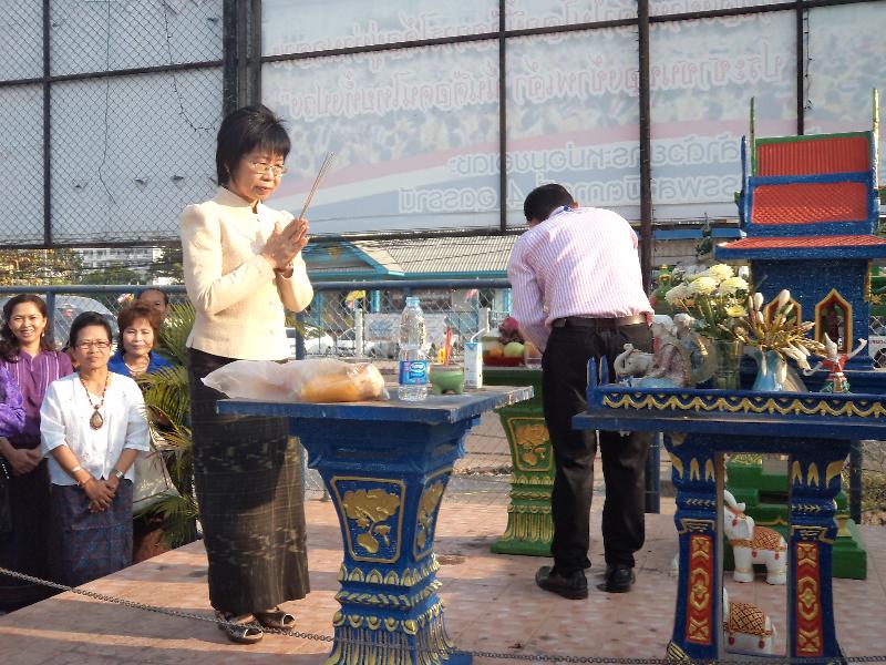 ภาพถ่าย ใช้ปุ่มลูกศร ซ้าย หรือ ขวา เลื่อนภาพถ่าย หรือปุ่มสามเหลี่ยมฉายภาพอัตโนมัติ  ถ้าต้องการบันทึกภาพ ใช้เมาส์คลิกขวาเลือกหัวข้อ  เป็นรูปภาพเป็น.. หรือ save as.. แสดงเต็มจอภาพ กุดปุ่ม F11 