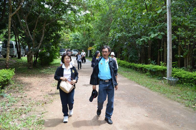 ภาพถ่าย ใช้ปุ่มลูกศร ซ้าย หรือ ขวา เลื่อนภาพถ่าย หรือปุ่มสามเหลี่ยมฉายภาพอัตโนมัติ  ถ้าต้องการบันทึกภาพ ใช้เมาส์คลิกขวาเลือกหัวข้อ  เป็นรูปภาพเป็น.. หรือ save as.. แสดงเต็มจอภาพ กุดปุ่ม F11 