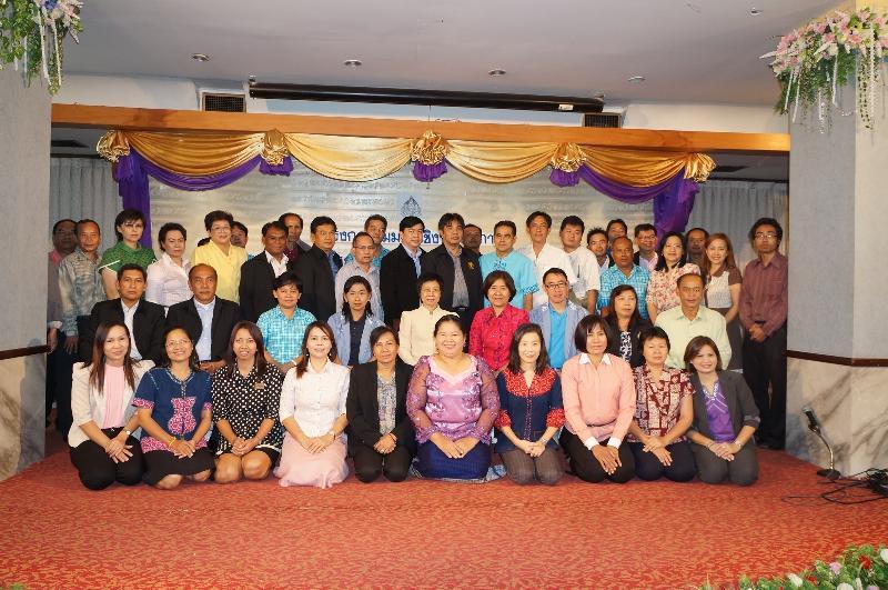 ภาพถ่าย ใช้ปุ่มลูกศร ซ้าย หรือ ขวา เลื่อนภาพถ่าย หรือปุ่มสามเหลี่ยมฉายภาพอัตโนมัติ  ถ้าต้องการบันทึกภาพ ใช้เมาส์คลิกขวาเลือกหัวข้อ  เป็นรูปภาพเป็น.. หรือ save as.. แสดงเต็มจอภาพ กุดปุ่ม F11 