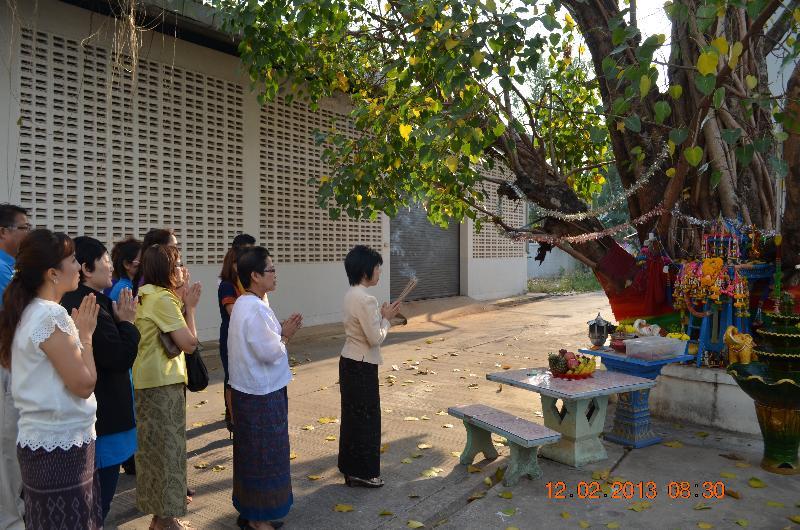 ภาพถ่าย ใช้ปุ่มลูกศร ซ้าย หรือ ขวา เลื่อนภาพถ่าย หรือปุ่มสามเหลี่ยมฉายภาพอัตโนมัติ  ถ้าต้องการบันทึกภาพ ใช้เมาส์คลิกขวาเลือกหัวข้อ  เป็นรูปภาพเป็น.. หรือ save as.. แสดงเต็มจอภาพ กุดปุ่ม F11 